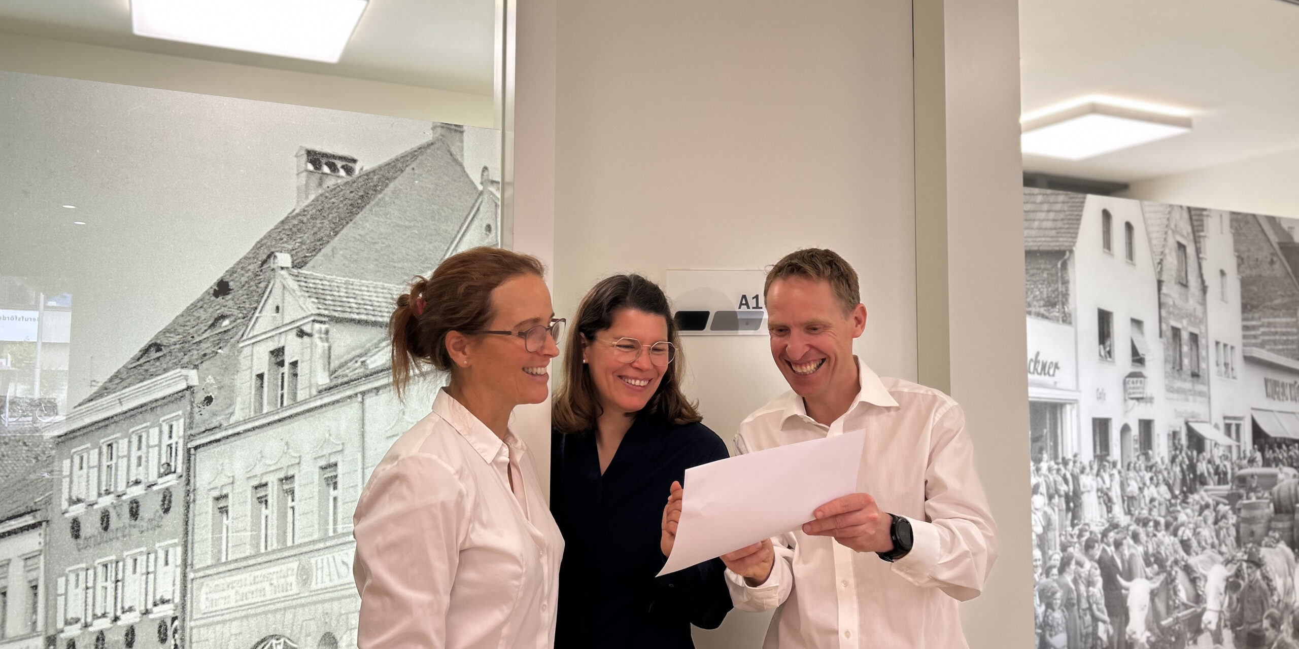 Das Spangenbox-Team in Besprechung vor einem Monitor